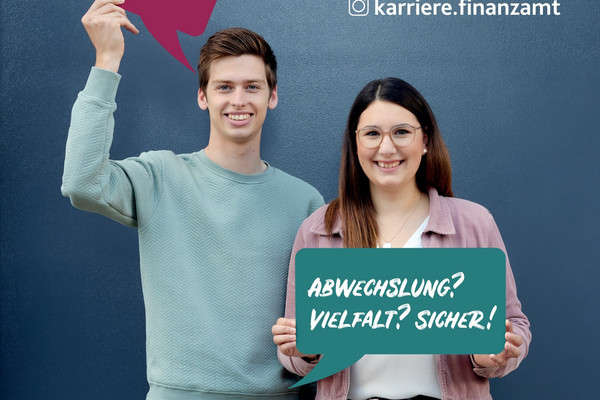 Junge Menschen werben für das Finanzamt