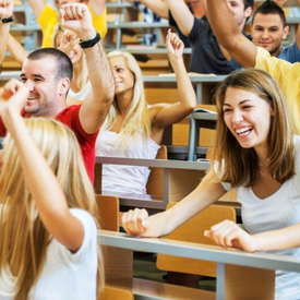 Gruppe von Studierenden im Hörsaal