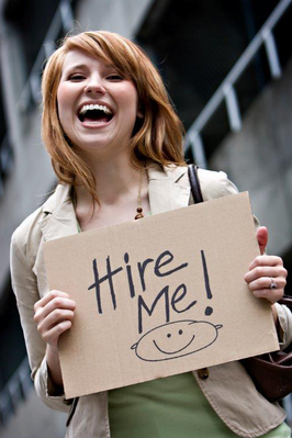 Frau mit Schild "Hire Me!"